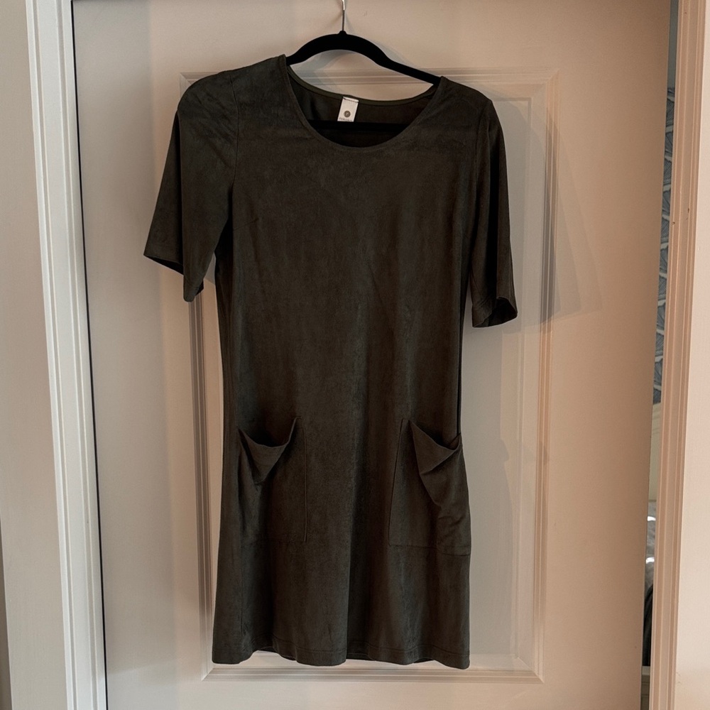 Elegant Faux Suede Dress with Pockets: Forest Green